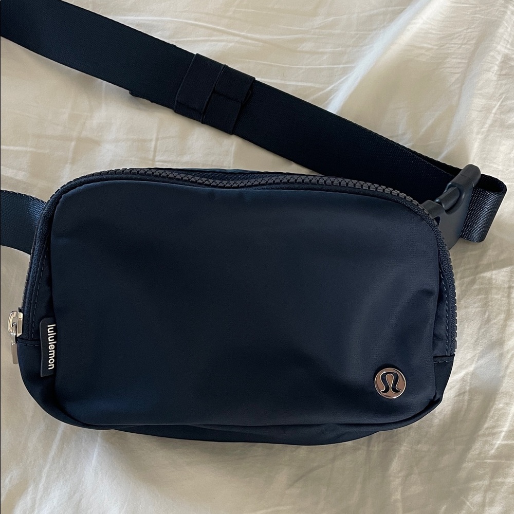 Lululemon everywhere belt bag true navy